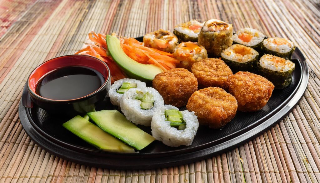 Plateau de sushis et tempuras végétaliens colorés et variés.